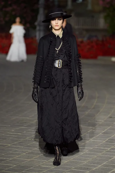Look 16